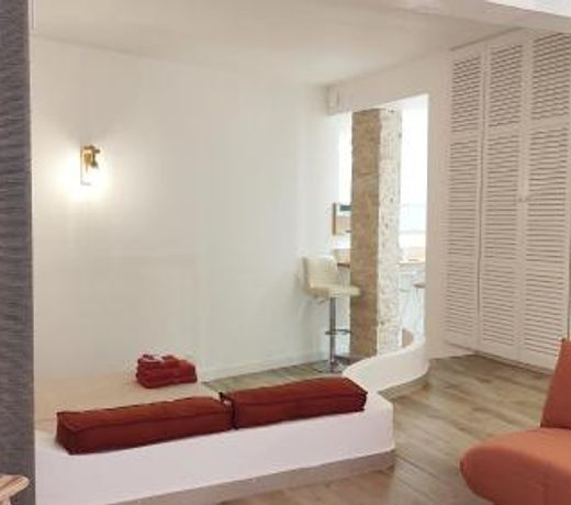 Bastia F1 type loft plein centre, calme, clim, refait à neuf et à 200m du port