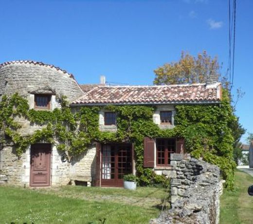 Traditional Charentais cottage near Royan