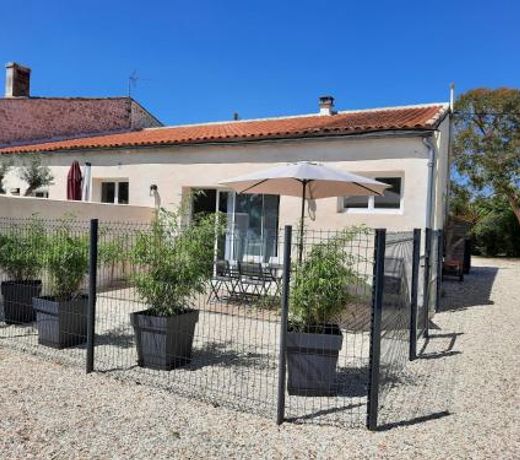 Gite 4 personnes avec piscine entre Saintes et Royan