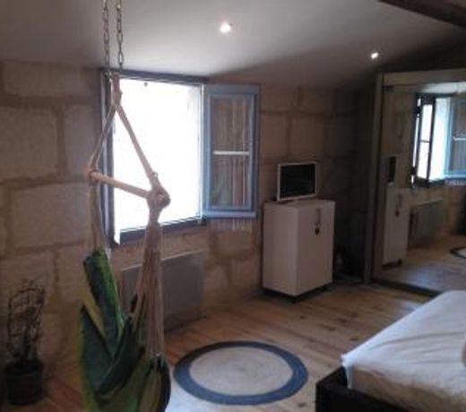 Duplex en pierre proche des Arenes