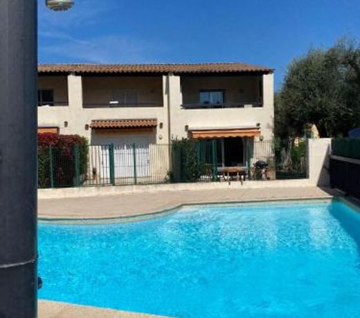 Antibes with pool, terrace & private garden, 250 mt from sandy Plage de la Salis