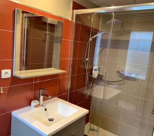 chambre independante avec salle de bain privative