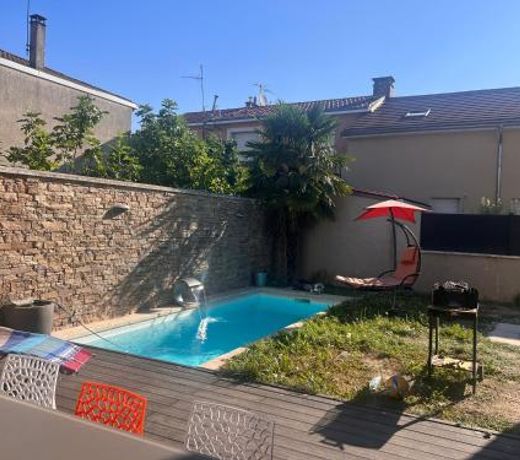 Maison moderne et spacieuse avec piscine