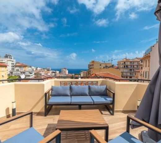 SUPERBE PENTHOUSE PROCHE MONACO GRANDE TERRASSE