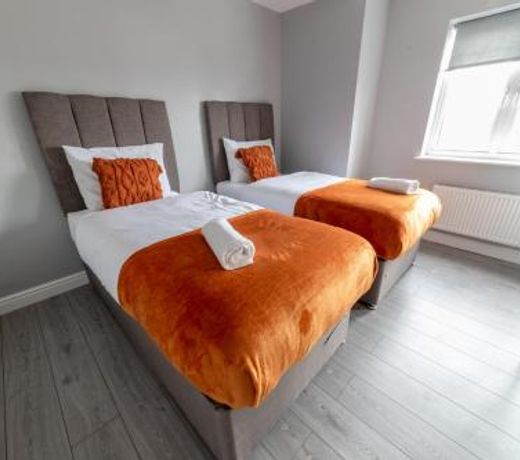 Bright and spacious contractor house!Free WiFi!