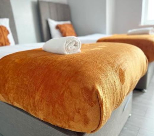 Bright and spacious contractor house!Free WiFi!