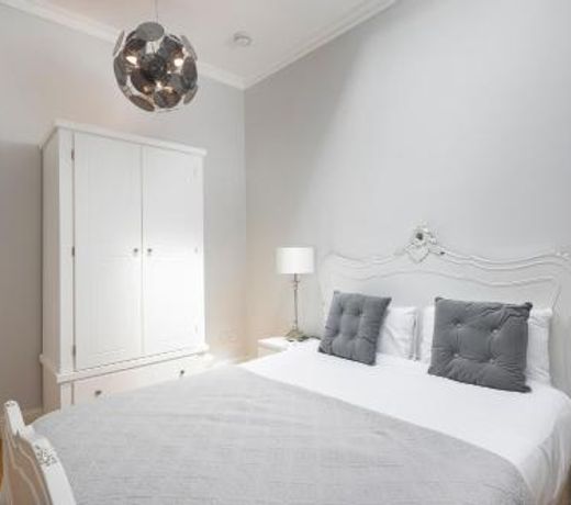 PenthouseStays Notting Hill - Spacious 3 Bedroom King Bed Apartment - near Portobello Road & Kensington High Street