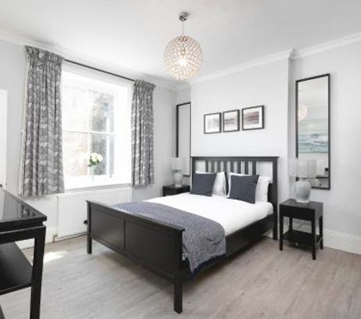 PenthouseStays Notting Hill - Chic 2 Bedroom Apartment w/ King Beds - near Portobello Road & Kensington High Street