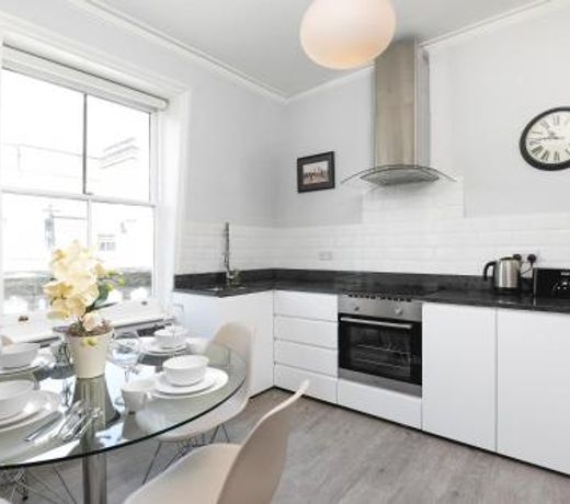 PenthouseStays Notting Hill - Chic 2 Bedroom Apartment w/ King Beds - near Portobello Road & Kensington High Street