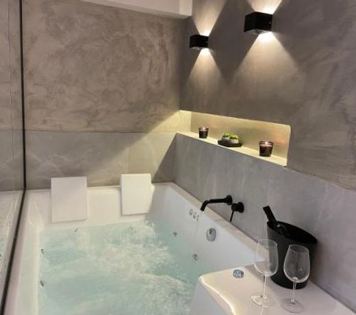 Jacuzzi Suite Ladadika