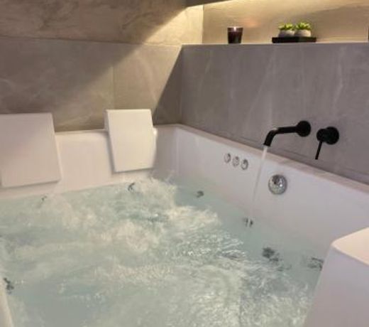 Jacuzzi Suite Ladadika