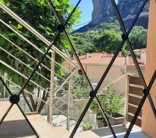 The house under the rocks of Meteora 2