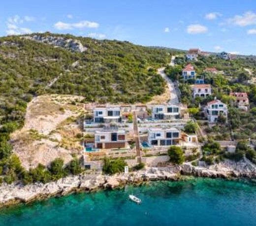 Villa Lonely Place