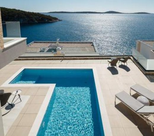 Villa Lonely Place