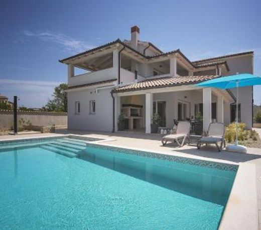 Villa mit privatem Pool, eigener Crossfit-Halle, Billard