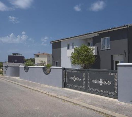 Villa mit privatem Pool, eigener Crossfit-Halle, Billard