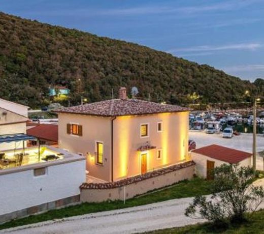 Villa in Istrien,Krnica with Jacuzzi