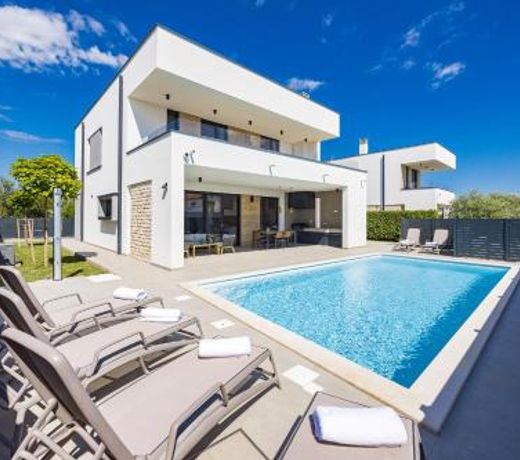 Villa Moon near the sea - heated pool, private outdoor gym
