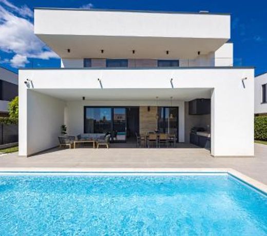Villa Moon near the sea - heated pool, private outdoor gym