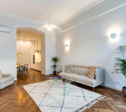 Designer 2 bedroom Apt-basilica 2 min walk