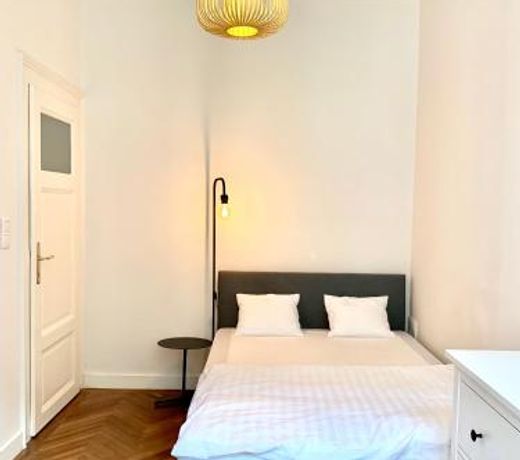 Designer 2 bedroom Apt-basilica 2 min walk