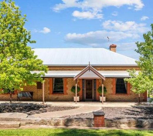 4 Bedroom Barossa Home with Large Garden and Pool