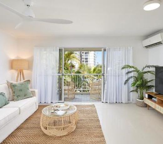 Main Beach Coastal Apartment