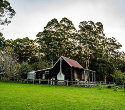 Cosy Farmstay: Green Cabin at Whispering Woods