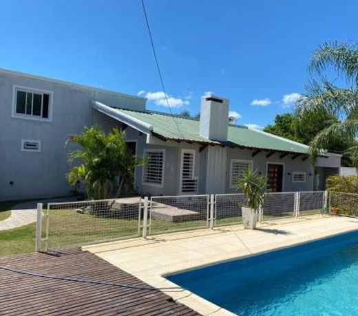 Hermosa Casa con Quincho y pileta