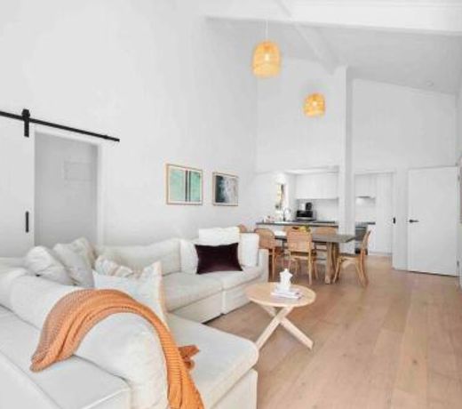 So Beachy! 200m to the beach or shops! Sleeps 8