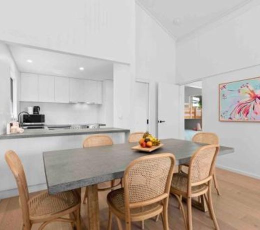 So Beachy! 200m to the beach or shops! Sleeps 8