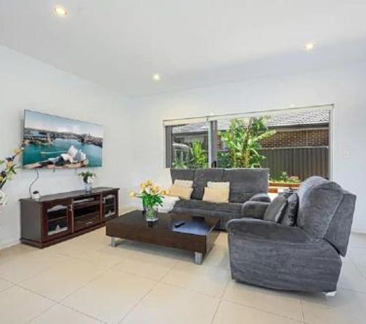 Spacious 5 Bedroom 2.5 bathroom House in Gregory Hills
