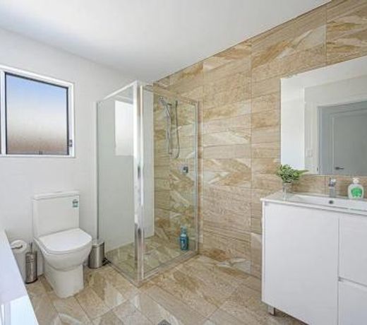 Spacious 5 Bedroom 2.5 bathroom House in Gregory Hills