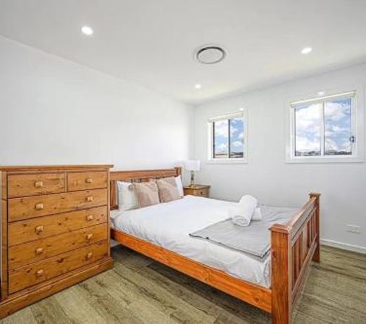 Spacious 5 Bedroom 2.5 bathroom House in Gregory Hills