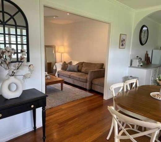 Cosy Queenslander in the heart of town.