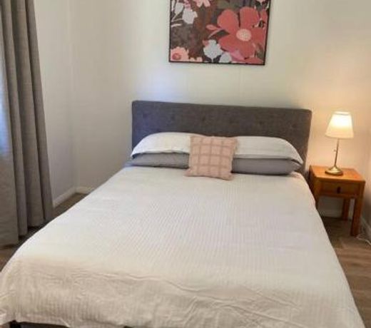 Cosy Queenslander in the heart of town.
