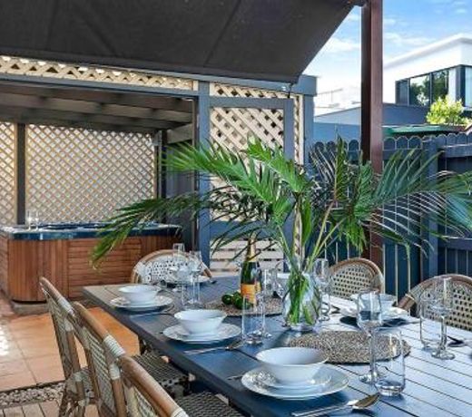 Brisbane Oasis+Spa tennis court