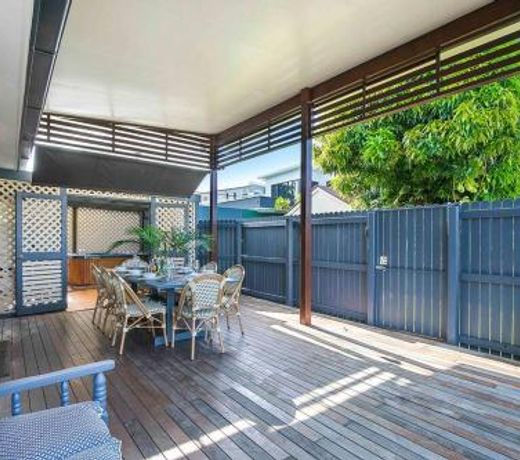 Brisbane Oasis+Spa tennis court