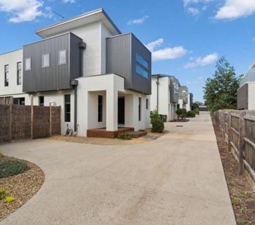 Stunning Luxury Townhome Walk to Beach & Shops