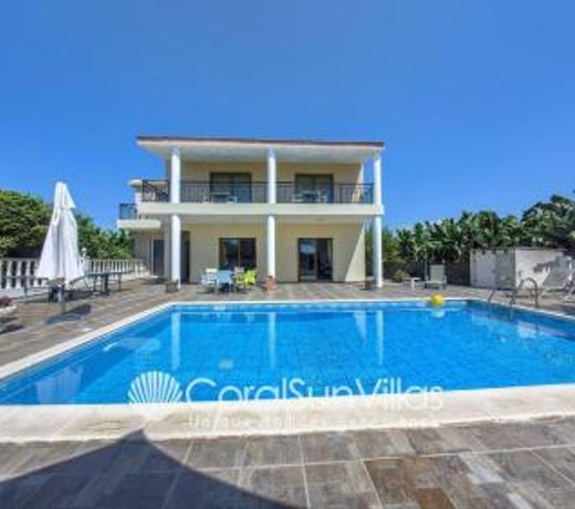 Impressive Villa Exclusive Sea Caves walk to taverns Sleeps 11 Ref 507