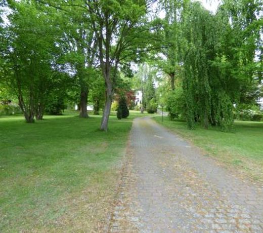 Sonnige-Ferienwohnung-100qm-im-1-Obergeschoss-der-Villa-Walhall-in-einem-parkaehnlichen-Garten