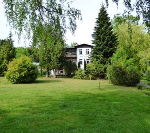 Sonnige-Ferienwohnung-100qm-im-1-Obergeschoss-der-Villa-Walhall-in-einem-parkaehnlichen-Garten