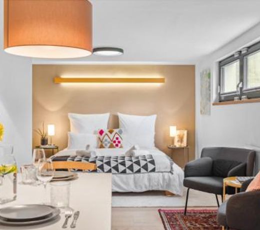 Studio! King Size Bett Autobahn Parkplatz