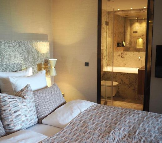 Hypernym Hotel & Suites