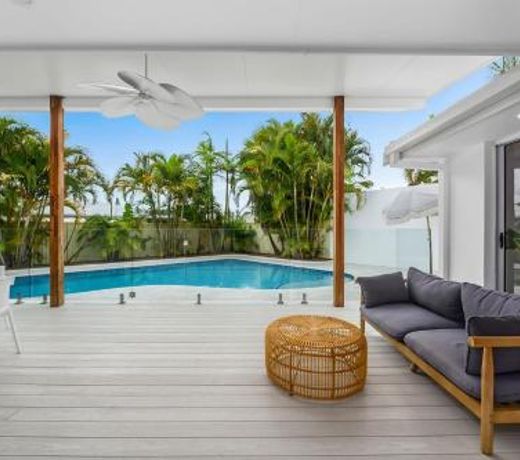 Luxury home in the heart of Burleigh