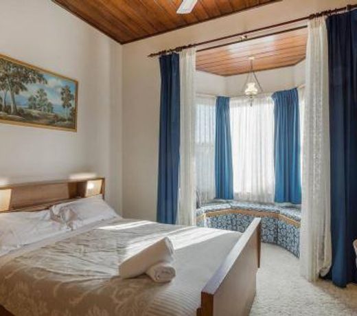 Dar-el -Great Old World Charm, pet friendly home!