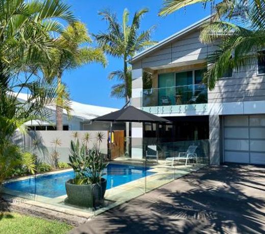 Stunning Coastal Home with Heated Pool & Cinema - 3min walk to the beach!