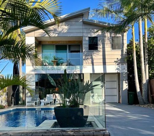 Stunning Coastal Home with Heated Pool & Cinema - 3min walk to the beach!