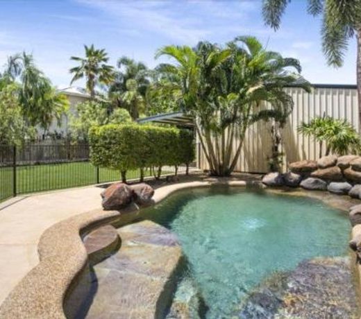 Walk to PINK concert - Sleeps 12