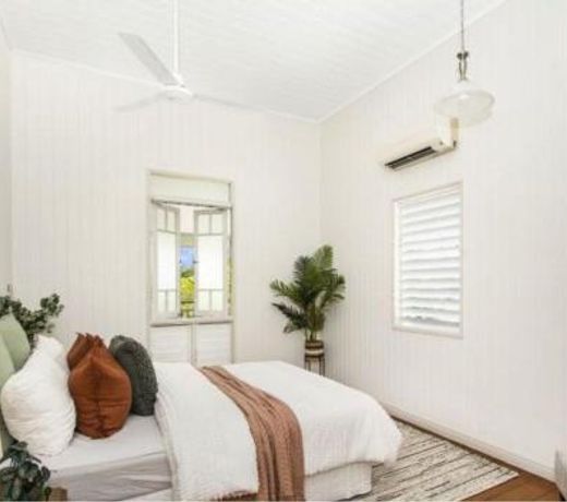 Walk to PINK concert - Sleeps 12